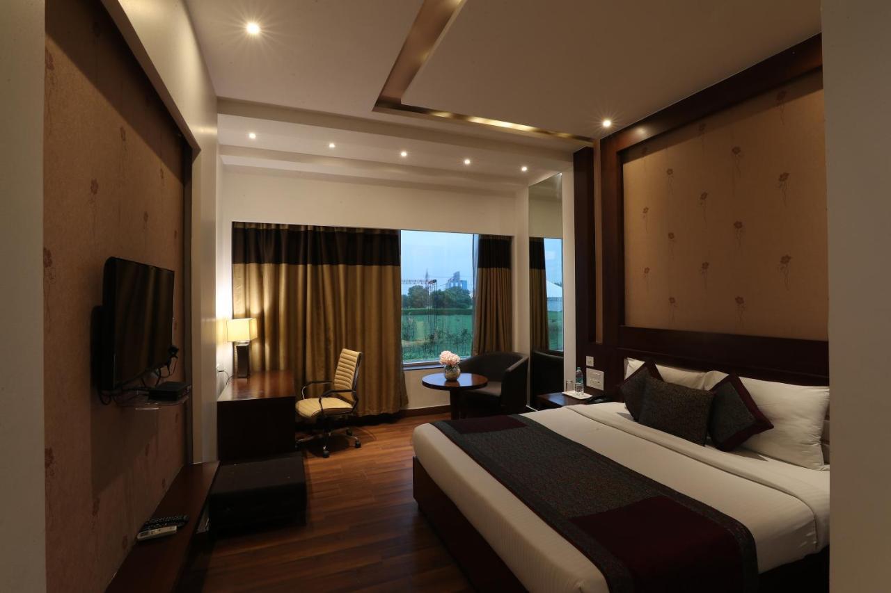 Tivoli Royal Palace Janauli 外观 照片