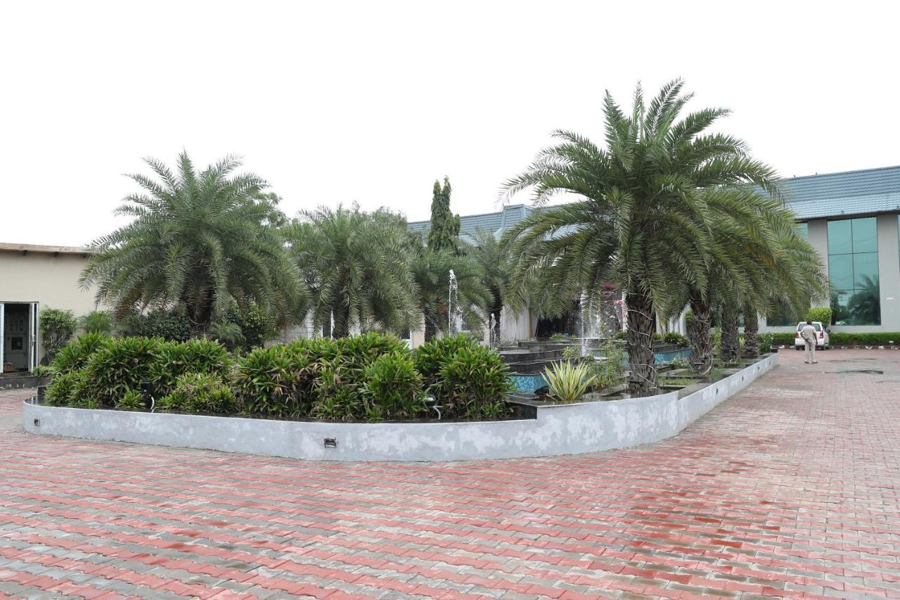 Tivoli Royal Palace Janauli 外观 照片